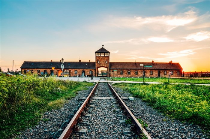 Auschwitz tour tours krakow birkenau city guided